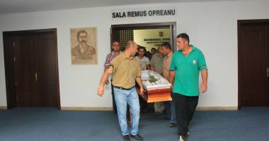 Galerie foto. Lacrimi și durere la Consiliul Județean Constanța. Un ultim omagiu pentru consilierul Nicolae Fronescu - 11
