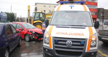 Galerie FOTO. Haos pe bulevardul I.C. Brătianu. Mai multe mașini implicate într-un accident. Două victime. Update - 15