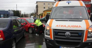 Galerie FOTO. Haos pe bulevardul I.C. Brătianu. Mai multe mașini implicate într-un accident. Două victime. Update - 16