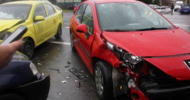 Galerie FOTO. Haos pe bulevardul I.C. Brătianu. Mai multe mașini implicate într-un accident. Două victime. Update - 4