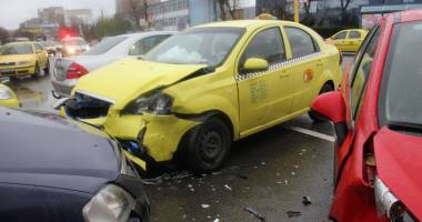 Galerie FOTO. Haos pe bulevardul I.C. Brătianu. Mai multe mașini implicate într-un accident. Două victime. Update - 17
