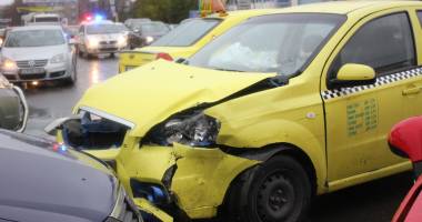 Galerie FOTO. Haos pe bulevardul I.C. Brătianu. Mai multe mașini implicate într-un accident. Două victime. Update - 2