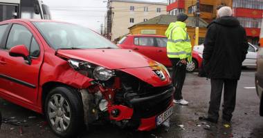 Galerie FOTO. Haos pe bulevardul I.C. Brătianu. Mai multe mașini implicate într-un accident. Două victime. Update - 21