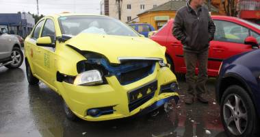 Galerie FOTO. Haos pe bulevardul I.C. Brătianu. Mai multe mașini implicate într-un accident. Două victime. Update - 20