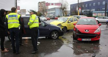 Galerie FOTO. Haos pe bulevardul I.C. Brătianu. Mai multe mașini implicate într-un accident. Două victime. Update - 19