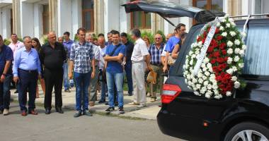 Galerie foto. Lacrimi și durere la Consiliul Județean Constanța. Un ultim omagiu pentru consilierul Nicolae Fronescu - 2