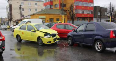 Galerie FOTO. Haos pe bulevardul I.C. Brătianu. Mai multe mașini implicate într-un accident. Două victime. Update - 18