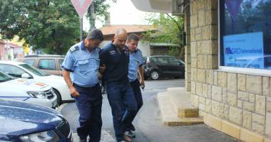 Stire din Eveniment : Polițist din Constanța târât de o mașină de teren, în Mamaia. Șoferul, un ofițer de marină, arestat