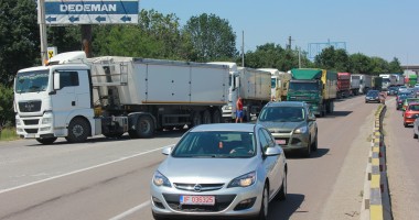 SUTE DE TIRURI BLOCATE pe DN 39. Trafic îngreunat pe PODUL AGIGEA / GALERIE FOTO - 5