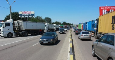 Stire din Eveniment : SUTE DE TIRURI BLOCATE pe DN 39. Trafic îngreunat pe PODUL AGIGEA / GALERIE FOTO