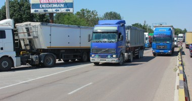 SUTE DE TIRURI BLOCATE pe DN 39. Trafic îngreunat pe PODUL AGIGEA / GALERIE FOTO - 2
