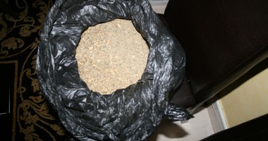 PERCHEZIȚII CU MASCAȚI / Țigări, marijuana și etnobotanice, confiscate de polițiști - 3