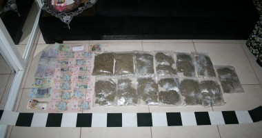 Stire din Eveniment : PERCHEZIȚII CU MASCAȚI / Țigări, marijuana și etnobotanice, confiscate de polițiști