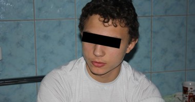 Stire din Eveniment : Polițiști acuzați că au rupt cu bătaia un puști de 15 ani