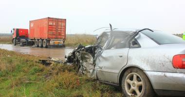 Stire din Eveniment : Galerie FOTO / Fapte de "vitejie" cu mașini bulgărești. A fugit de la locul accidentului și a intrat sub un tir. Șoferul: beat și fără permis