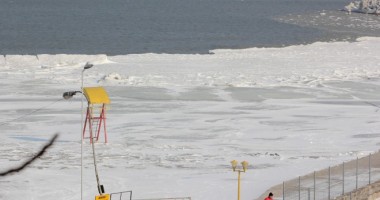 Galerie FOTO / La malul Mării Negre, iarna nu-i ca ... iarna! - 11