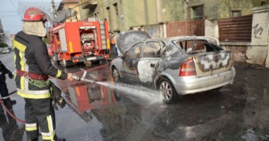 Stire din Eveniment : VIDEO/ I-a luat foc mașina din senin și a ars în totalitate
