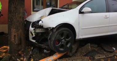 IMAGINI ȘOCANTE! ACCIDENT RUTIER GRAV ÎN CONSTANȚA. A intrat cu mașina în semafor, care a căzut peste o tânără aflată pe trotuar - 4