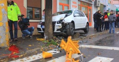 IMAGINI ȘOCANTE! ACCIDENT RUTIER GRAV ÎN CONSTANȚA. A intrat cu mașina în semafor, care a căzut peste o tânără aflată pe trotuar - 11