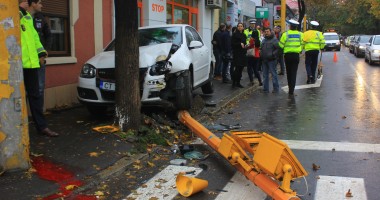 IMAGINI ȘOCANTE! ACCIDENT RUTIER GRAV ÎN CONSTANȚA. A intrat cu mașina în semafor, care a căzut peste o tânără aflată pe trotuar - 10