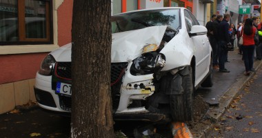 IMAGINI ȘOCANTE! ACCIDENT RUTIER GRAV ÎN CONSTANȚA. A intrat cu mașina în semafor, care a căzut peste o tânără aflată pe trotuar - 3
