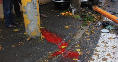 IMAGINI ȘOCANTE! ACCIDENT RUTIER GRAV ÎN CONSTANȚA. A intrat cu mașina în semafor, care a căzut peste o tânără aflată pe trotuar - 5