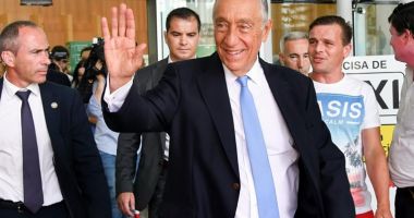 Președintele Portugaliei a leșinat la un eveniment public! A fost cărat pe brațe