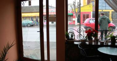 Cofetărie din zona Doi Cocoși, spartă de hoți - 2