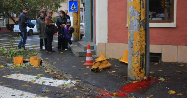 IMAGINI ȘOCANTE! ACCIDENT RUTIER GRAV ÎN CONSTANȚA. A intrat cu mașina în semafor, care a căzut peste o tânără aflată pe trotuar - 6