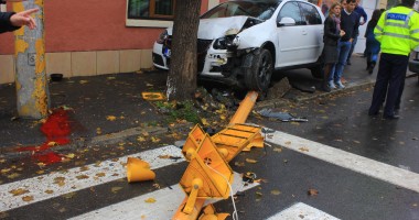 IMAGINI ȘOCANTE! ACCIDENT RUTIER GRAV ÎN CONSTANȚA. A intrat cu mașina în semafor, care a căzut peste o tânără aflată pe trotuar - 9