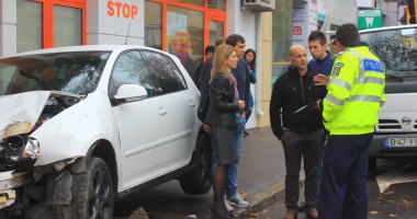 IMAGINI ȘOCANTE! ACCIDENT RUTIER GRAV ÎN CONSTANȚA. A intrat cu mașina în semafor, care a căzut peste o tânără aflată pe trotuar - 8