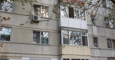 O femeie a murit după ce a căzut de la etajul 3 - 4