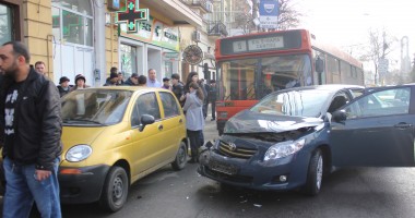 Vezi imagini de la accidentul de astăzi de la Prefectură (GALERIE FOTO) - 2