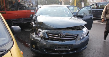 Stire din Eveniment : Vezi imagini de la accidentul de astăzi de la Prefectură (GALERIE FOTO)