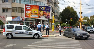 Galerie FOTO. Accident rutier în Constanța. Mașină de pompieri oprită din misiune de un șofer indisciplinat. Victima, un copil de trei ani - 6