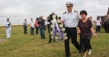 LACRIMI PENTRU 12 SUFLETE. TREI ANI de la TRAGEDIA AVIATICĂ DE LA TUZLA / GALERIE FOTO - 8