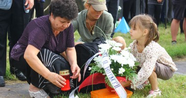 LACRIMI PENTRU 12 SUFLETE. TREI ANI de la TRAGEDIA AVIATICĂ DE LA TUZLA / GALERIE FOTO - 2