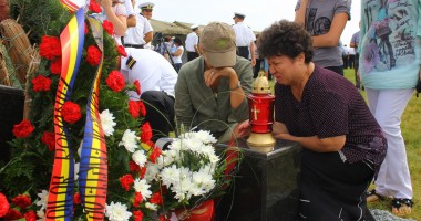 LACRIMI PENTRU 12 SUFLETE. TREI ANI de la TRAGEDIA AVIATICĂ DE LA TUZLA / GALERIE FOTO - 4