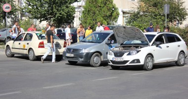 Stire din Eveniment : Taxi lovit de un Seat în Constanța / Galerie foto