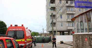 Galerie FOTO. Bărbatul din Constanța care amenința că se aruncă de pe bloc, CONVINS DE SOȚIE SĂ NU SE SINUCIDĂ - Update - 5