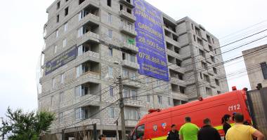 Galerie FOTO. Bărbatul din Constanța care amenința că se aruncă de pe bloc, CONVINS DE SOȚIE SĂ NU SE SINUCIDĂ - Update - 3