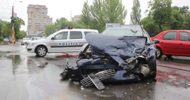 GALERIE FOTO. Accident rutier la intersecția bulevardelor Ferdinand cu Al.Lăpușneanu - 4