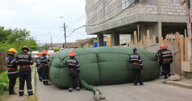Galerie FOTO. Bărbatul din Constanța care amenința că se aruncă de pe bloc, CONVINS DE SOȚIE SĂ NU SE SINUCIDĂ - Update - 6