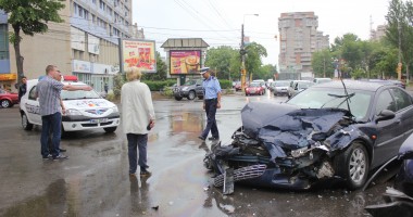 GALERIE FOTO. Accident rutier la intersecția bulevardelor Ferdinand cu Al.Lăpușneanu - 8