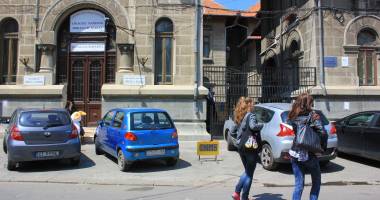 Stire din Cultură-Educație : ELEVI DE LA COLEGIUL MIRCEA, DE URGENȚĂ LA SPITAL DUPĂ CE S-AU DROGAT ÎN TOALETĂ / UPDATE