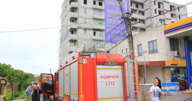 Galerie FOTO. Bărbatul din Constanța care amenința că se aruncă de pe bloc, CONVINS DE SOȚIE SĂ NU SE SINUCIDĂ - Update - 9