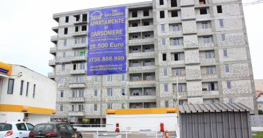 Galerie FOTO. Bărbatul din Constanța care amenința că se aruncă de pe bloc, CONVINS DE SOȚIE SĂ NU SE SINUCIDĂ - Update - 7