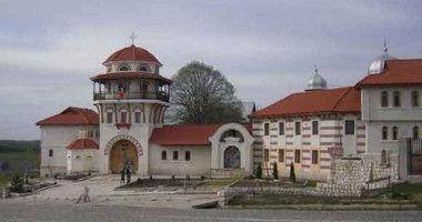 Jandarmii merg la Mănăstirea Dervent