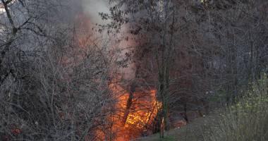 GALERIE FOTO și VIDEO / Incendiu pe strada Prelungirea Traian - 3