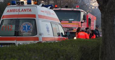 Stire din Eveniment : GALERIE FOTO și VIDEO / Incendiu pe strada Prelungirea Traian